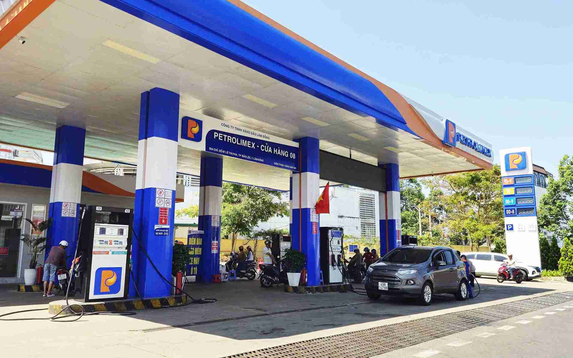 Hoạt động tại các cửa hàng xăng dầu trên địa bàn tỉnh Lâm Đồng bảo đảm ổn định bình thường. Ảnh: Phúc Khánh