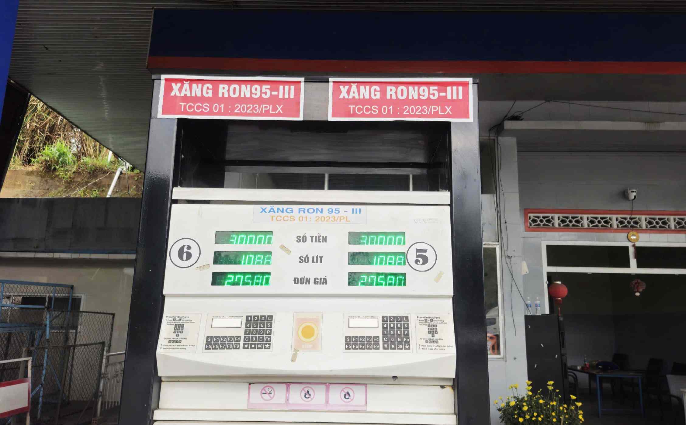 Hiện tình trạng bán 30.000 đồng cho xe máy và 300.000 đồng cho xe ô tô tại các cửa hàng xăng dầu tư nhân ở Lâm Đồng đã không còn. Ảnh: Phúc Khánh