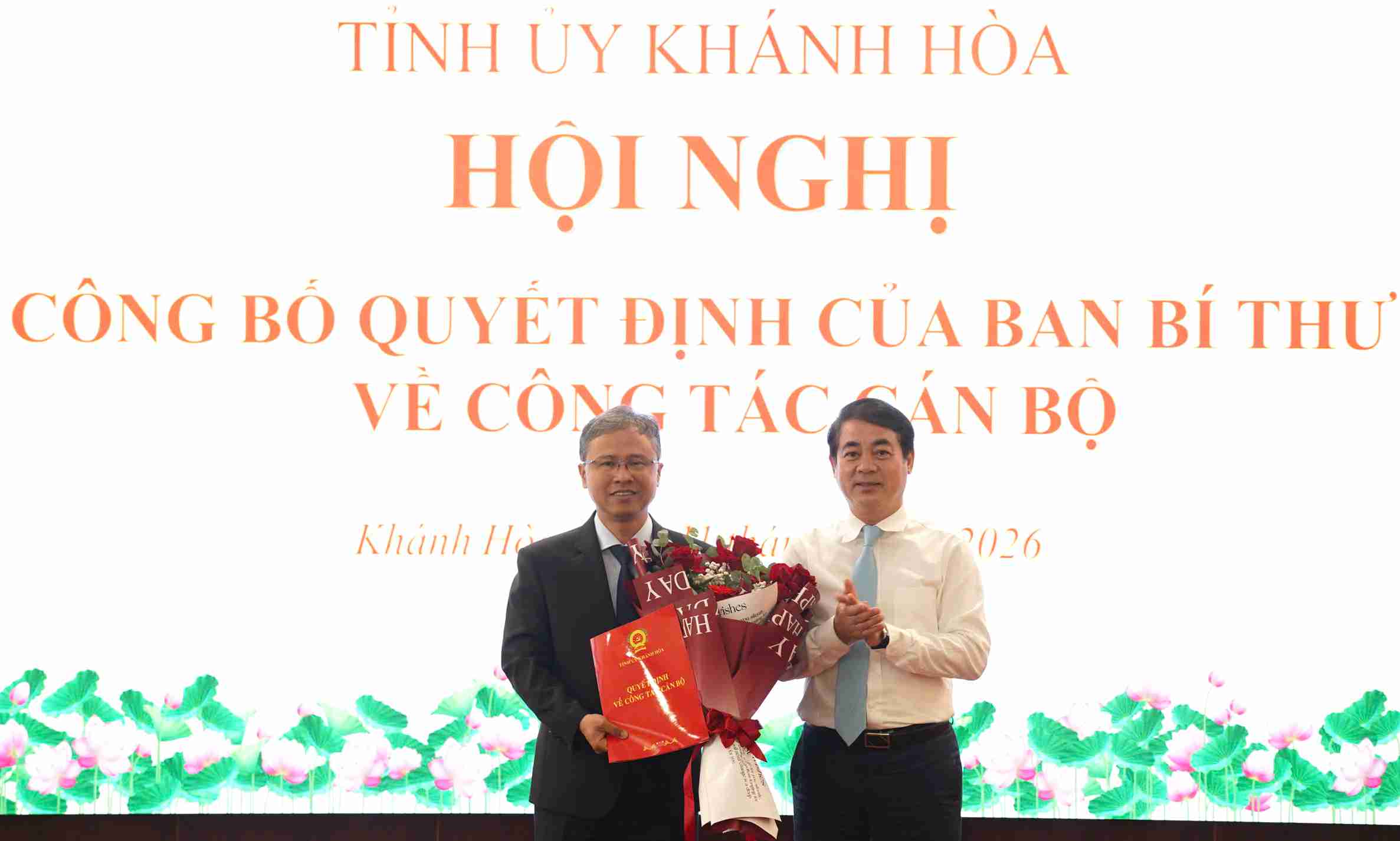 Tỉnh Khánh Hòa công bố quyết định của Ban Bí thư về công tác cán bộ. Trong ảnh, Bí thư Tỉnh ủy Khánh Hòa Nghiêm Xuân Thành trao quyết định của Ban Bí thư chuẩn y Phó Chủ tịch tỉnh Trần Hòa Nam tham gia Ban Thường vụ Tỉnh ủy Khánh Hòa. Ảnh: Hữu Long