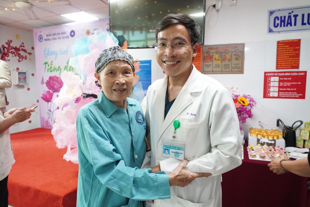 Une patiente écoute des chants et reçoit des cadeaux à l'occasion de la Journée internationale de la femme