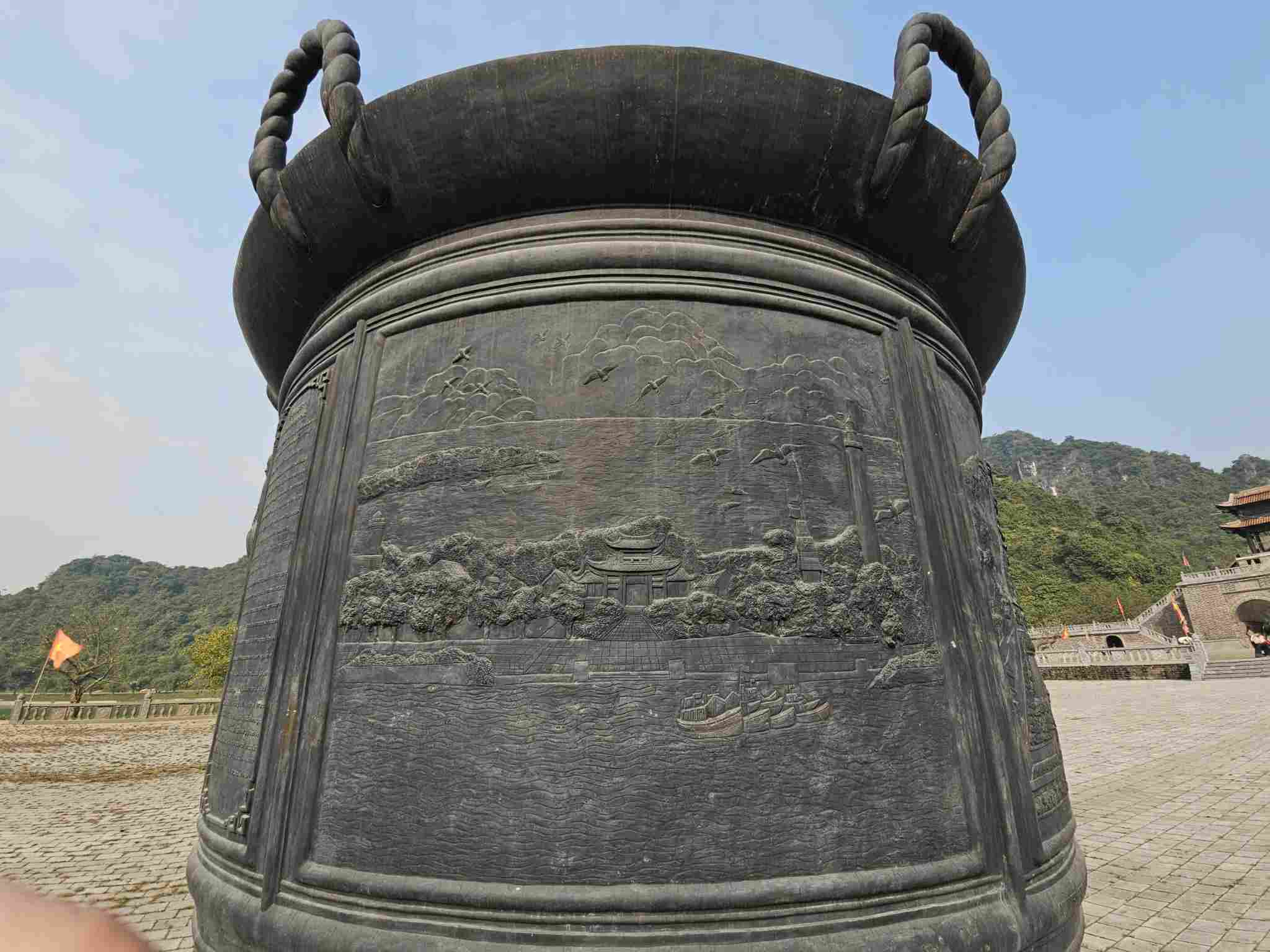 The giant bronze cauldron is placed right in the center of Kinh Thien Temple for visitors to admire. Photo: Dieu Anh