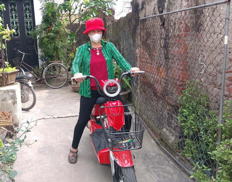 Bà Lân sử dụng xe điện để đi làm, tiết kiệm khoảng 250.000 đồng/tháng (Ảnh: MC) 