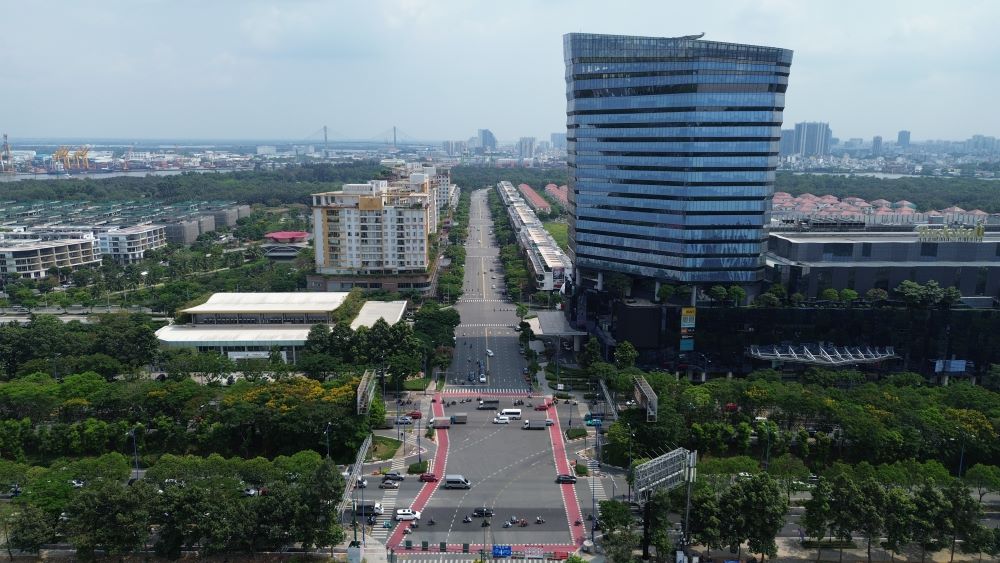 đường Nguyễn Cơ Thạch rộng gần 50 m, tuyến đường chiến lược kéo dài từ khu vực cầu Thủ Thiêm hiện hữu đến vị trí xây dựng cầu Thủ Thiêm 4 trong tương lai.