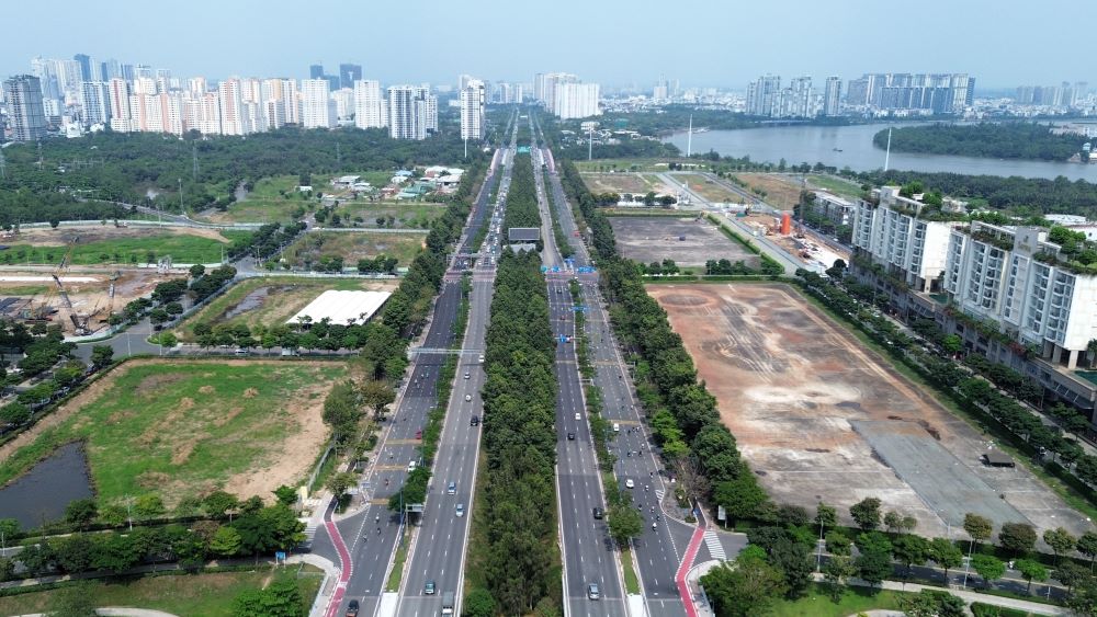 Đại lộ Mai Chí Thọ đóng vai trò trục chính đô thị, bao bọc quanh khu đất và giữ nhiệm vụ kết nối trung tâm thành phố với khu Đông cùng các đầu mối giao thông quan trọng