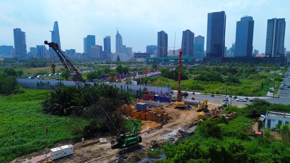  Theo ghi nhận tại khu vực dự án, hiện trường đang bắt đầu rộn rã không khí thi công hạ tầng. Các đơn vị thi công đang để  hành san lấp, tạo mặt bằng chuẩn bị cho các giai đoạn tiếp theo của dự án. Ảnh: Anh Tú