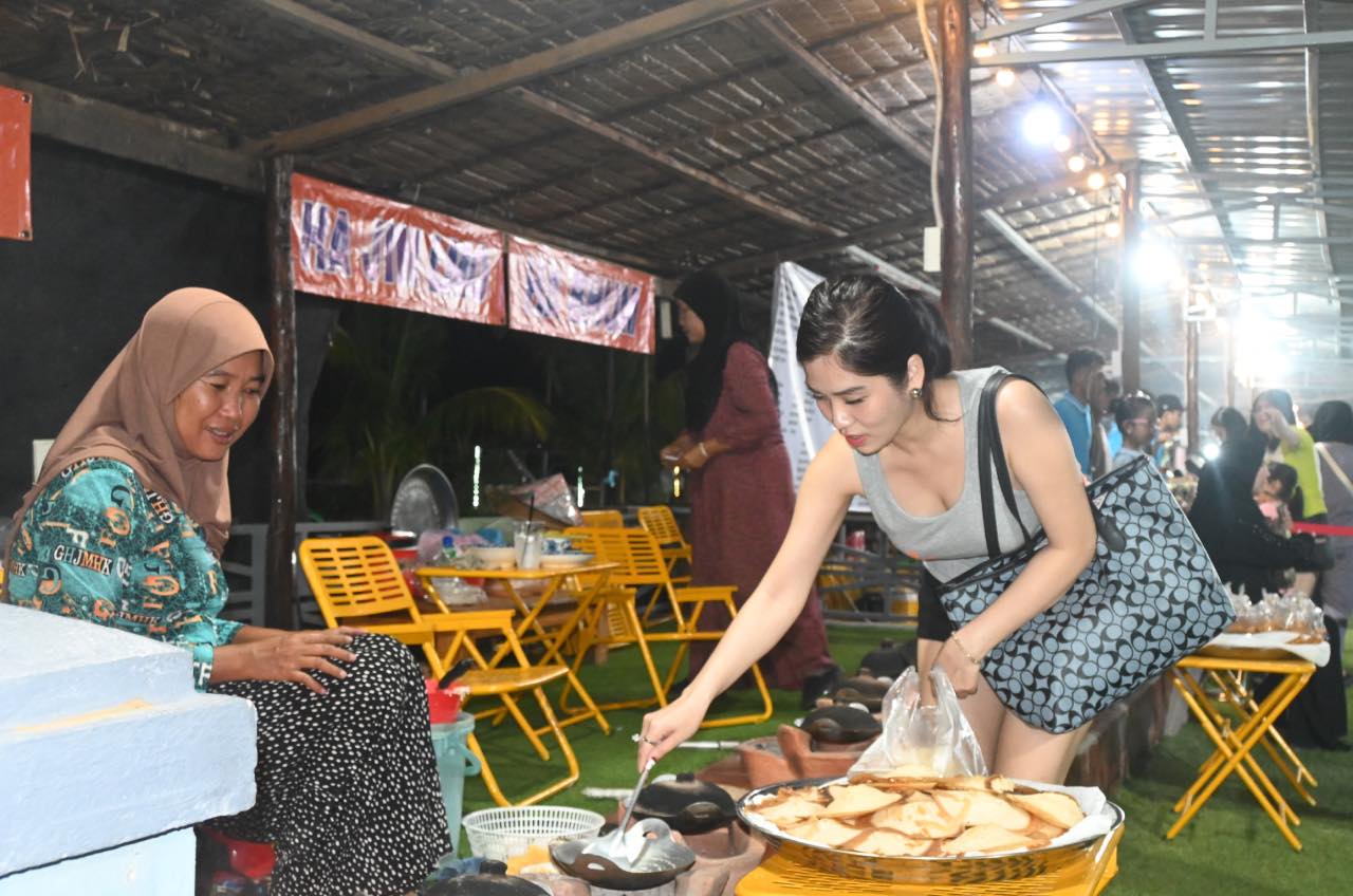 Du khách đến tham quan tại chợ quê Làng Chăm Đa Phước (xã Vĩnh Hậu, tỉnh An Giang). Ảnh: Thành Nhân