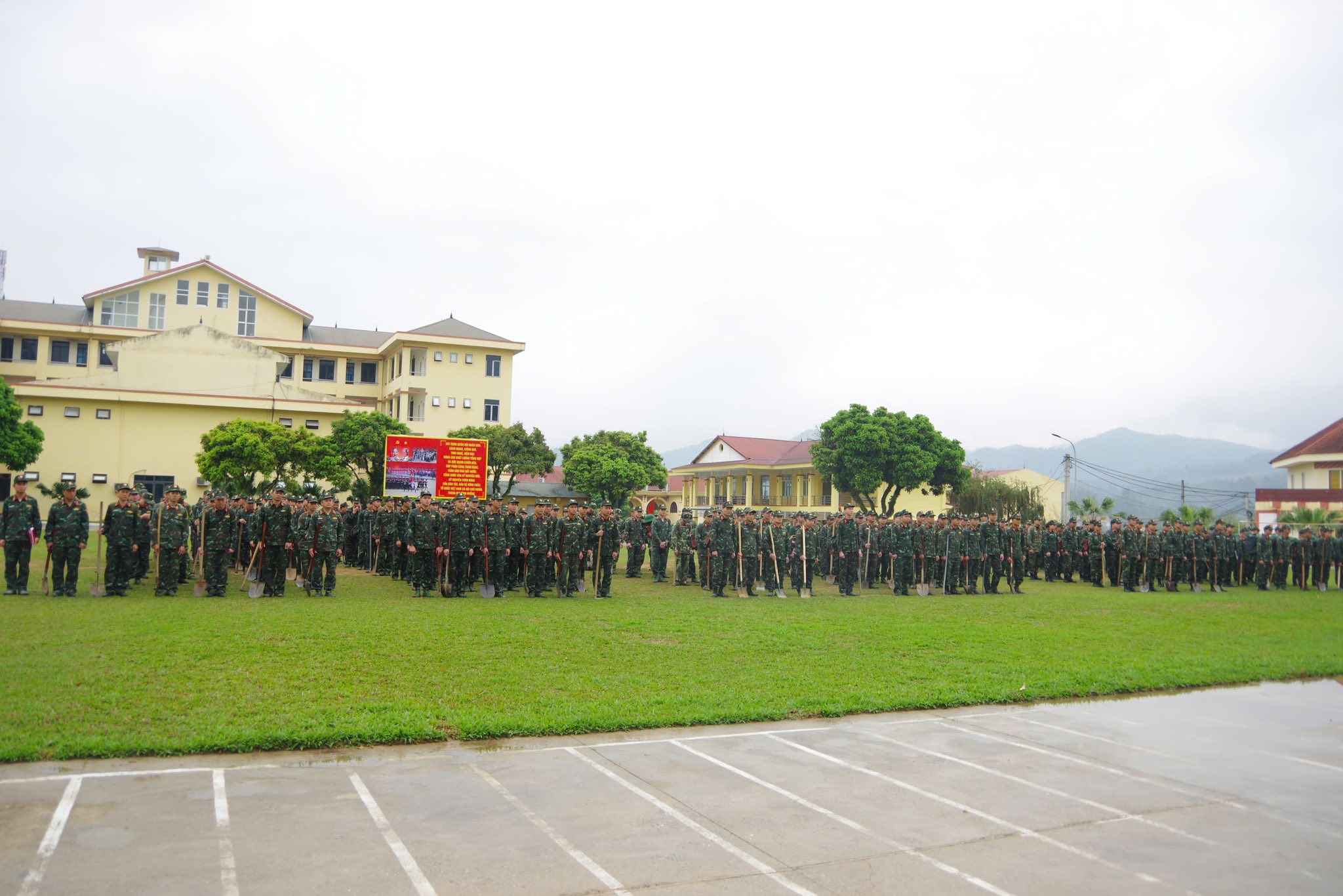Cán bộ, chiến sĩ hàng ngũ chỉnh tề trước giờ xuất quân. Ảnh: Trần Lộc
