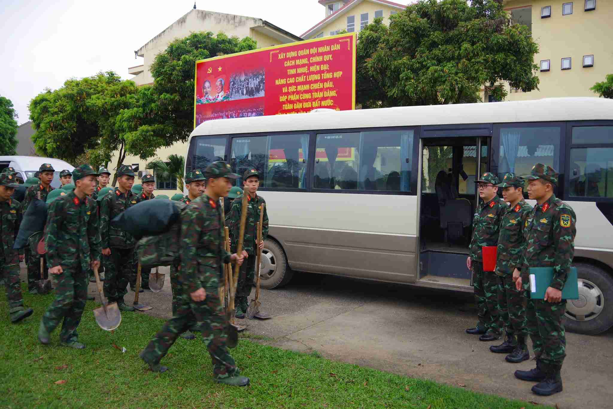 Officers and soldiers of Uncle Ho's Army participate in building the expressway. Photo: Tran Loc