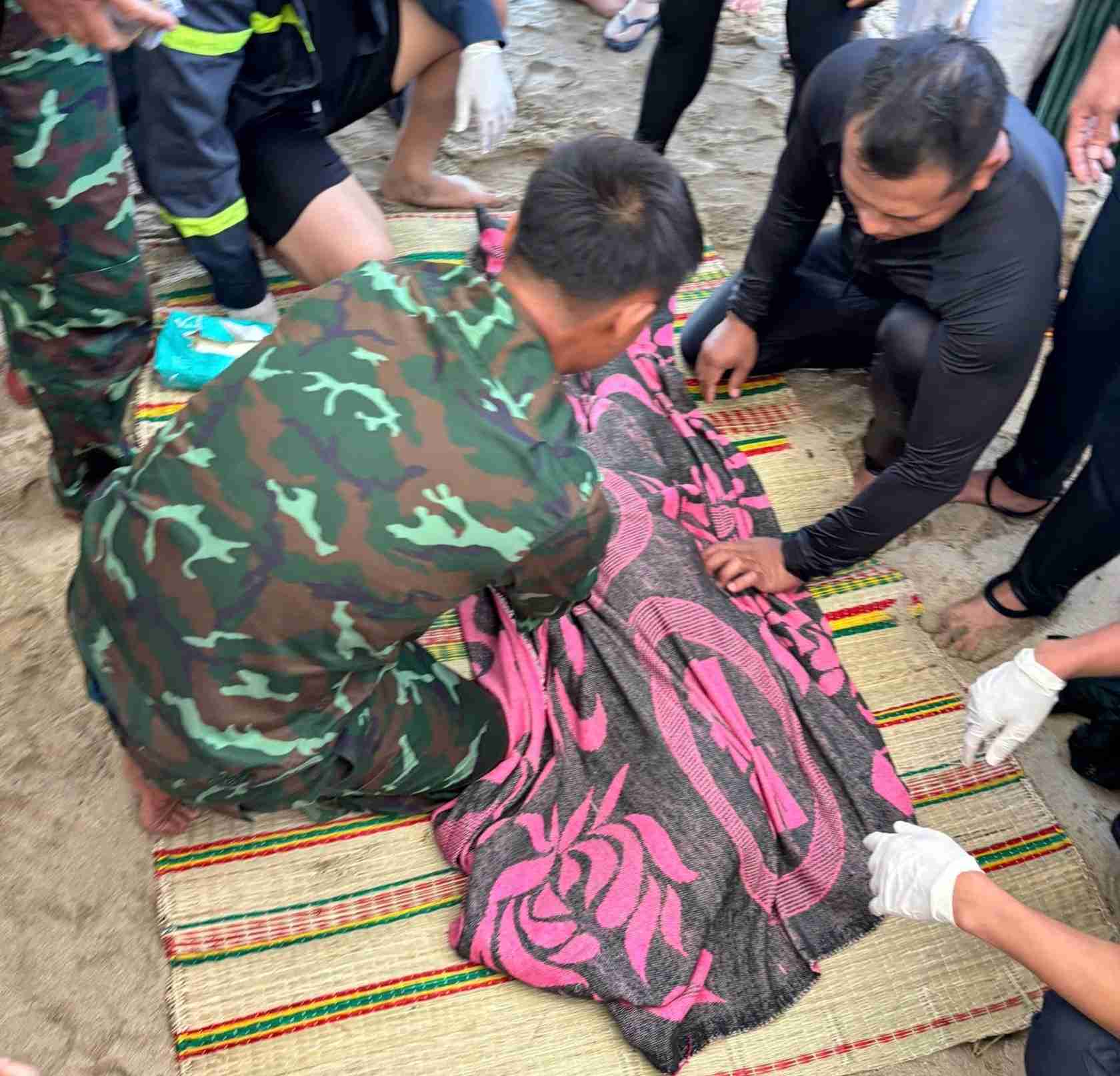 Functional forces found the body of a boy suspected of drowning in the sea dyke area of Dong Hai ward. Photo: Khanh Hoa Provincial Police
