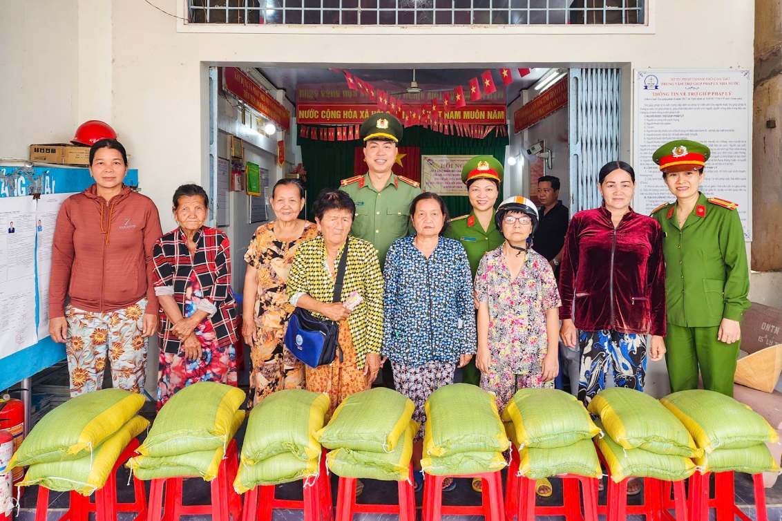 Công an phường Cái Răng trao 80 phần quà cho phụ nữ cao tuổi, sức khỏe yếu, bệnh tật, có hoàn cảnh kinh tế khó khăn trên địa bàn. Ảnh: Công an Cần Thơ