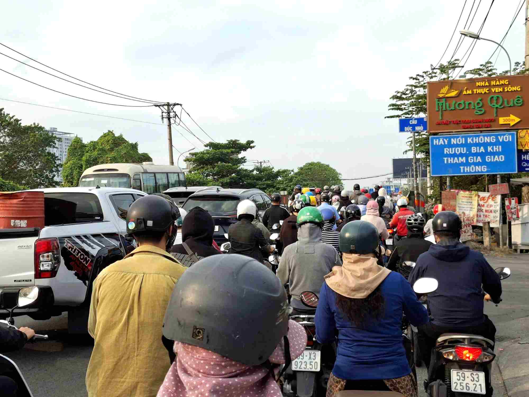 Ùn tắc trên Quốc lộ 13 tại khu vực cầu Đúc Nhỏ. Ảnh: Minh Quân