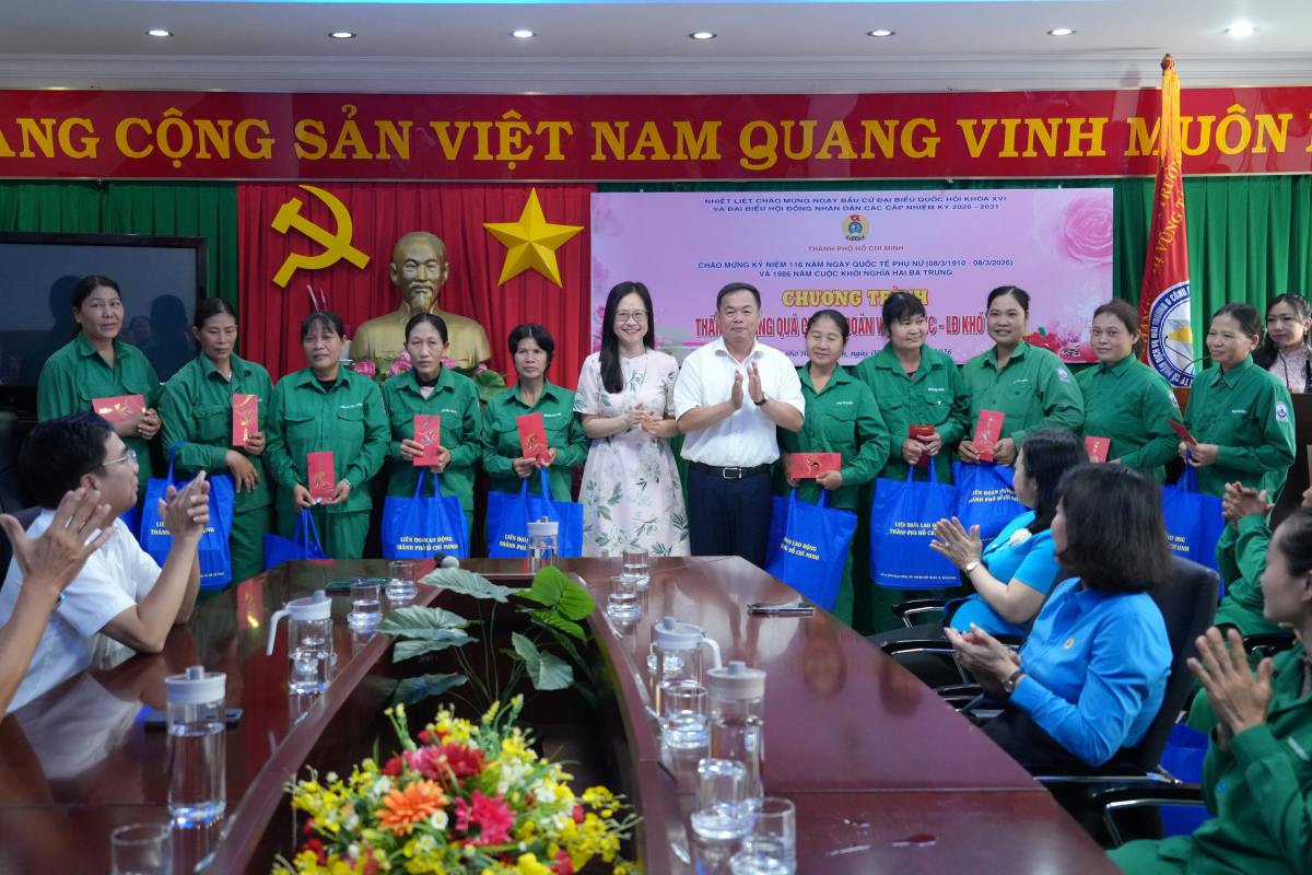 Ông Nguyễn Bá Hùng - Phó Chủ tịch LĐLĐ TPHCM - tặng quà cho lao động nữ hoàn cảnh khó khăn dịp 8.3. Ảnh: Thành An