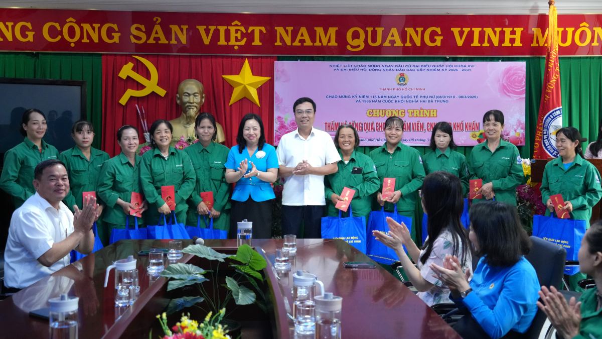 Ms. Thai Thu Xuong - Vice President of the Vietnam General Confederation of Labour - visits, encourages, and gives gifts to female union members and workers in difficult circumstances on the occasion of 8. 3. Photo: Thanh An