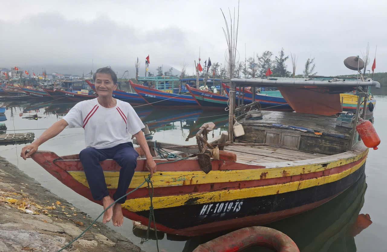 Old fisherman Tran Van Cuong talks about the shortage of labor going to sea. Photo: Tran Tuan