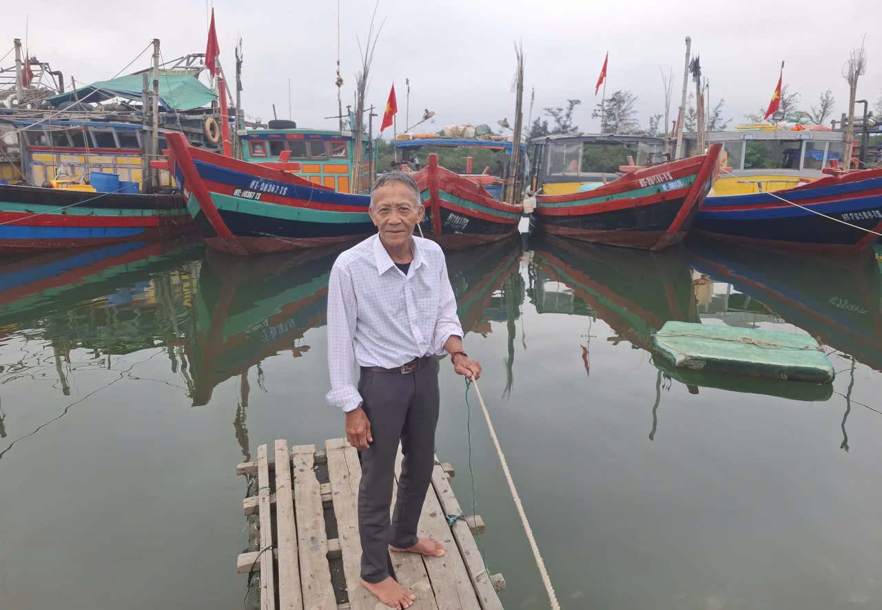 Lão ngư Giáo than phiền khó khăn do thiếu lao động trẻ đi biển. Ảnh: Trần Tuấn