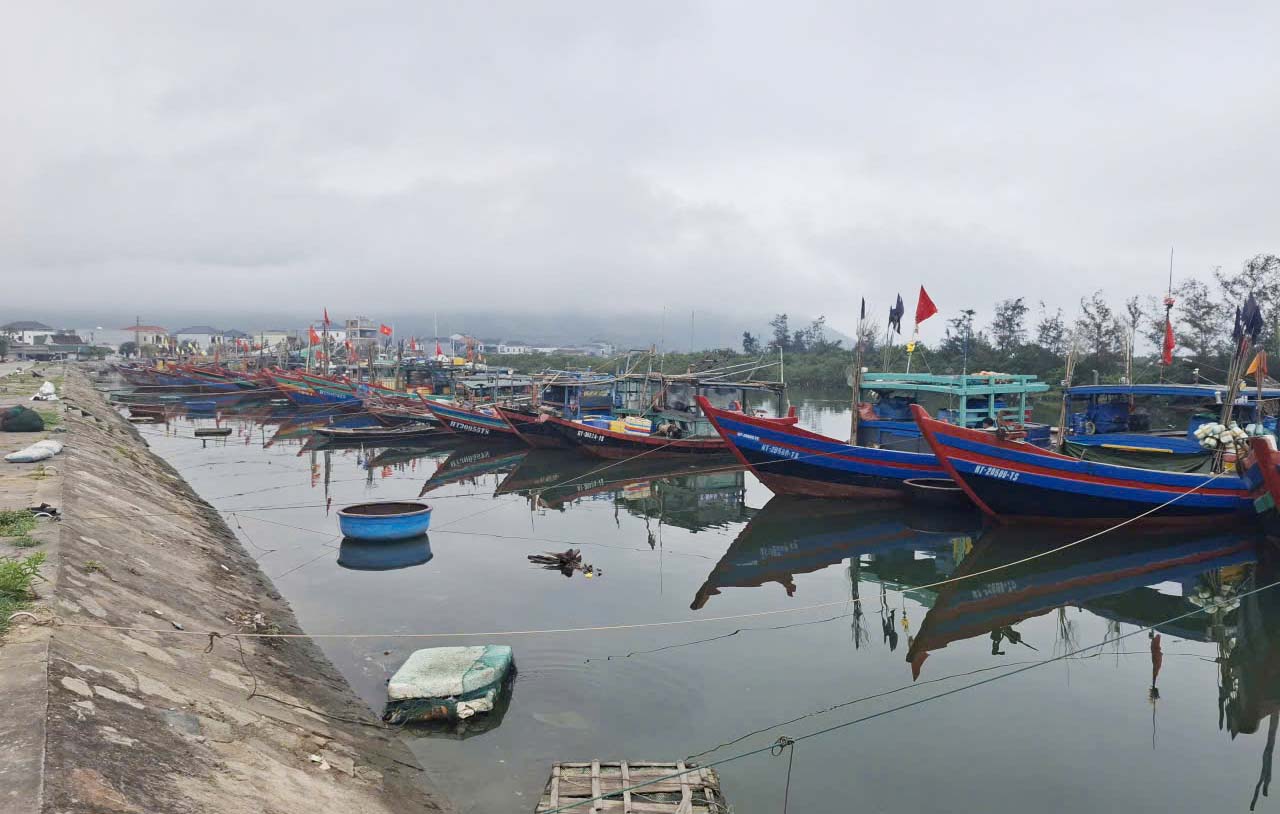 Thiếu lao động trẻ đi biển đang là tình trạng chung ở các làng biển Hà Tĩnh. Ảnh: Trần Tuấn