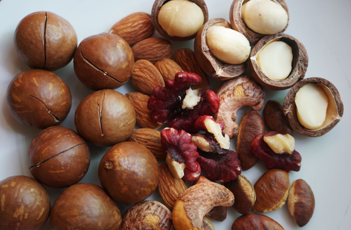 Adding nuts to your diet is a habit that helps balance hormones. Photo: Thanh Thanh