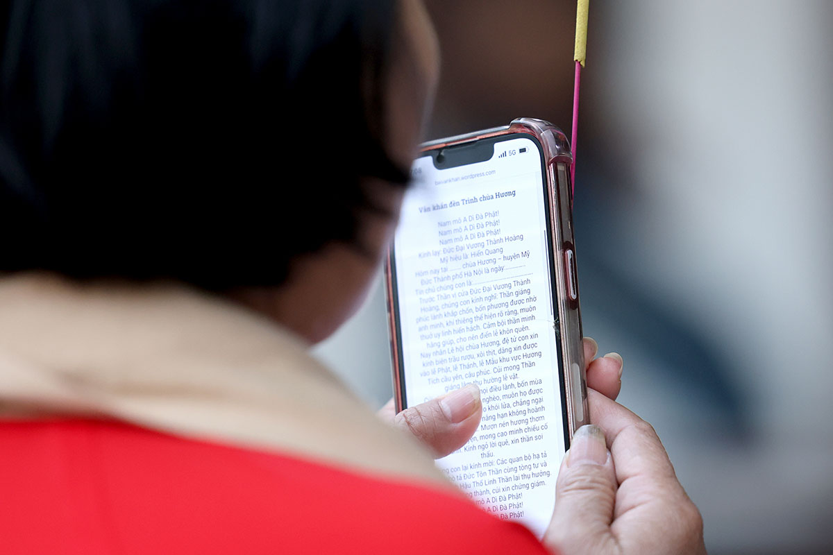 La proposition du projet de loi sur la croyance et la religion (amendée) comporte de nombreux points nouveaux sur les activités de croyance et de religion en ligne. Photo: Hải Nguyễn