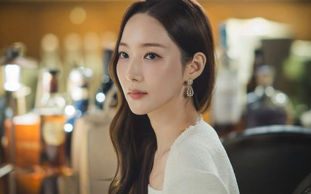 Park Min Young vào vài một đấu giá viên nghệ thuật che giấu bí mật động trời trong Siren’s Kiss. Ảnh: Phim Siren's Kiss