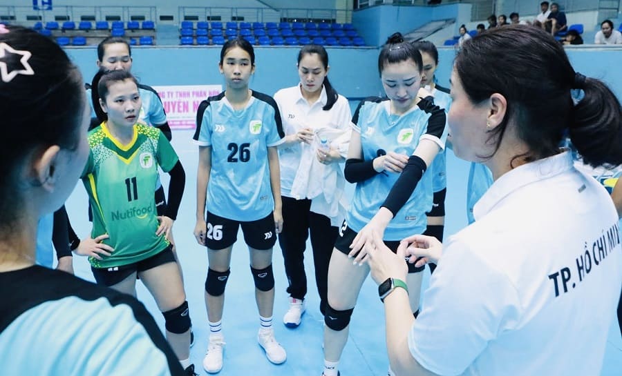 Kim Thanh and her teammates at the Ho Chi Minh City women's volleyball team are playing in Dak Lak. Photo: VTVBĐLA