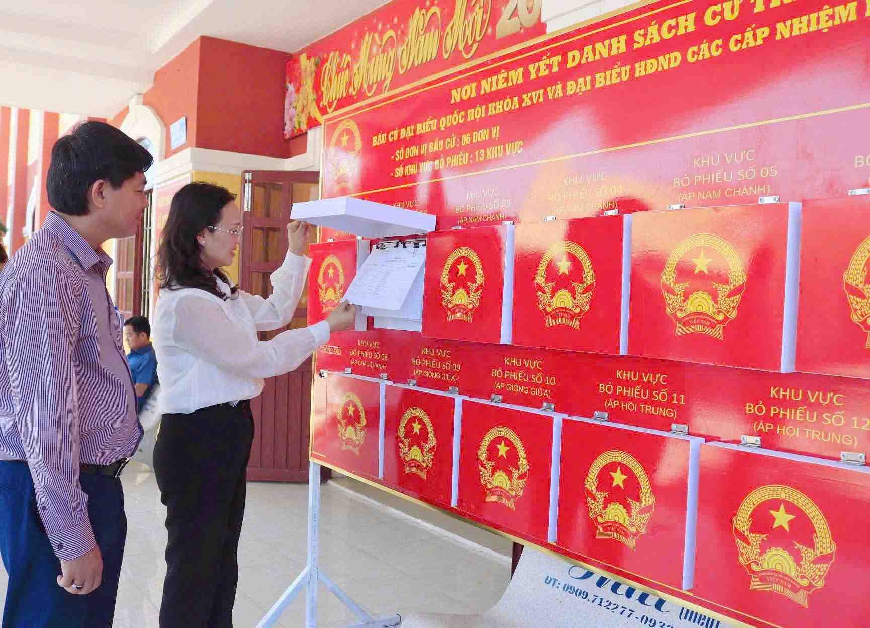 Ms. Le Thi Suong Mai - Member of the Executive Committee of the Vietnam General Confederation of Labour, City Party Committee Member, Vice Chairman of the Vietnam Fatherland Front Committee of Can Tho City, Chairman of the Can Tho City Labor Federation inspects some polling stations. Photo: Can Tho City Labor Federation