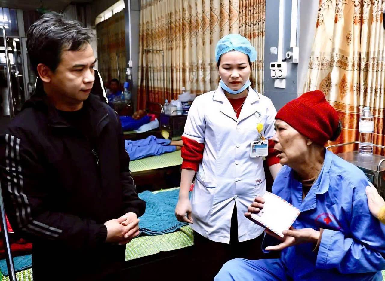 Mr. Nguyen Hoang Nam shared the amount of money supported for poor patients being treated at Ninh Binh Provincial General Hospital. Photo: Dieu Anh