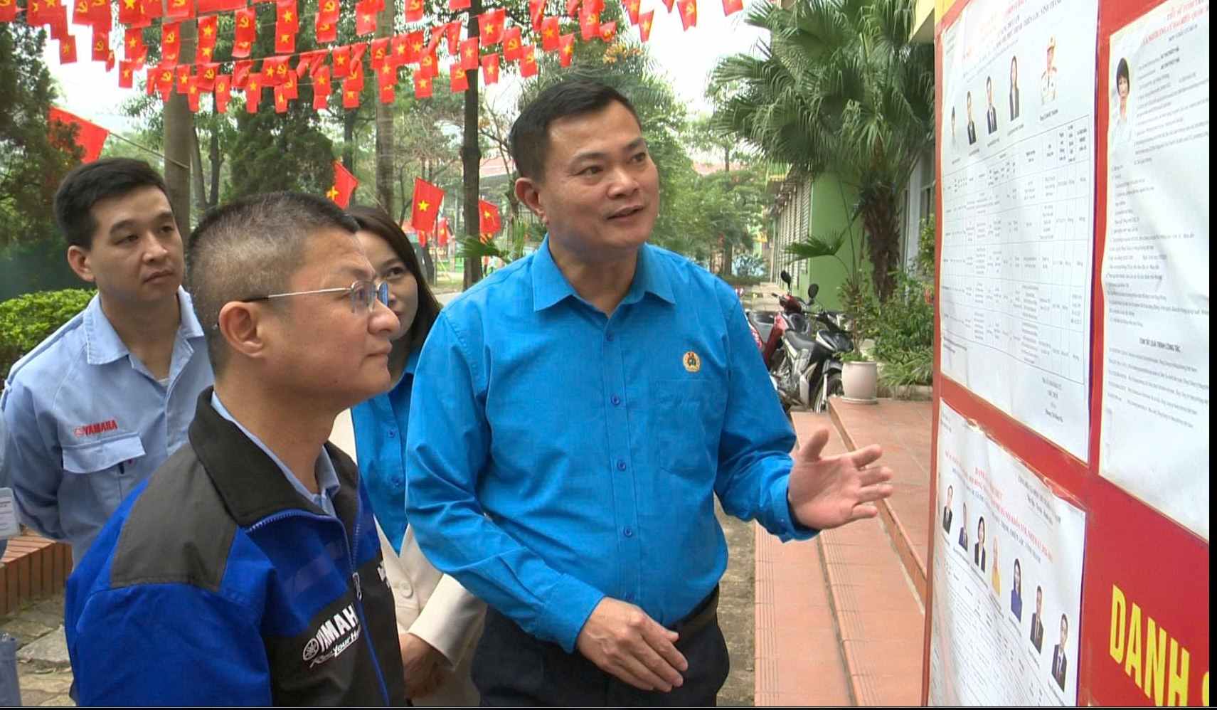 Mr. Nguyen Dinh Thang (right) with Trade Union officials and workers at the polling station of the Workers' Housing Area in Thien Loc commune. Photo: Character provided