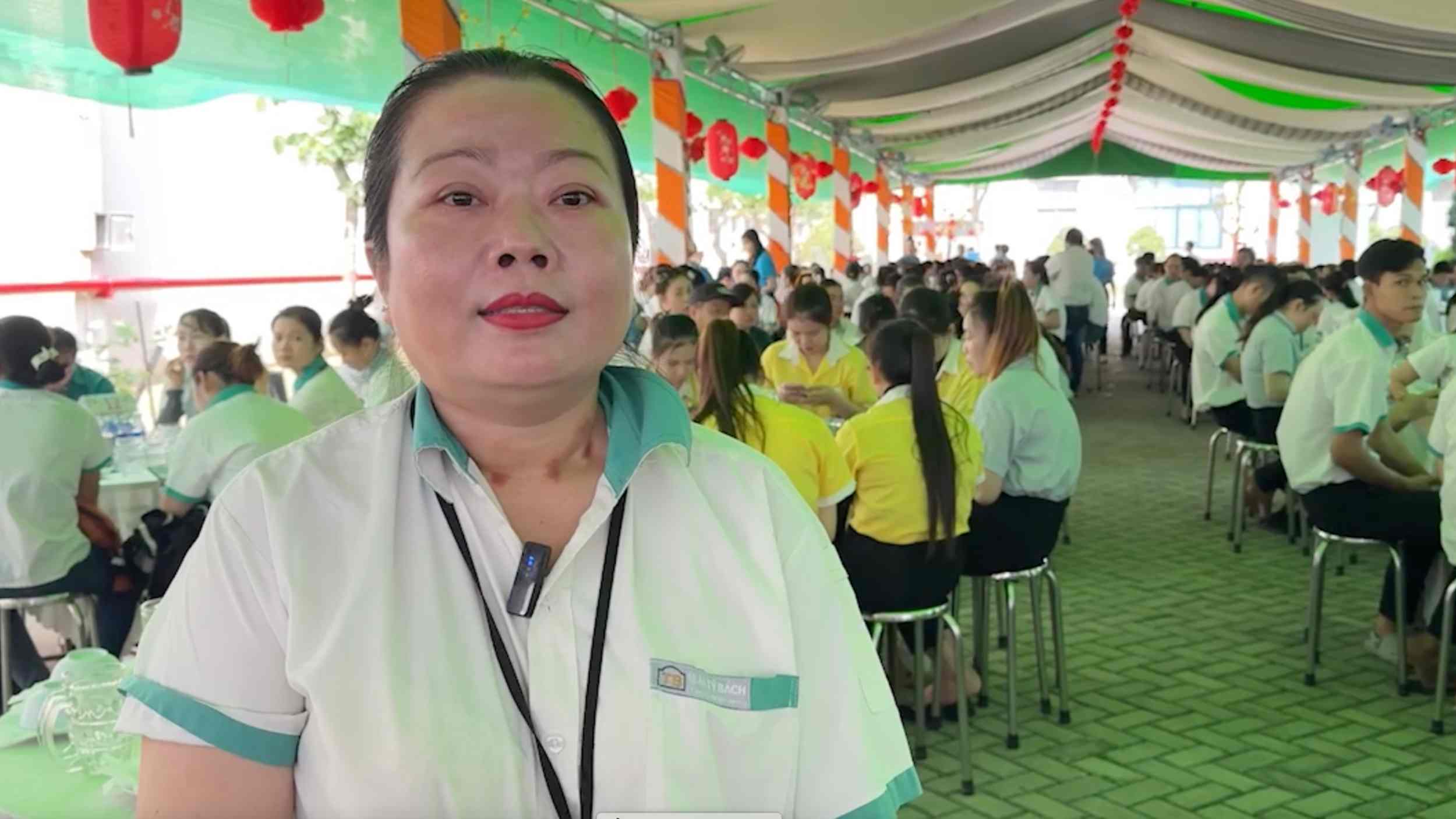 Workers find that election propaganda through many channels helps to easily access information and conveniently find out before voting day. Photo: Hoang Loc