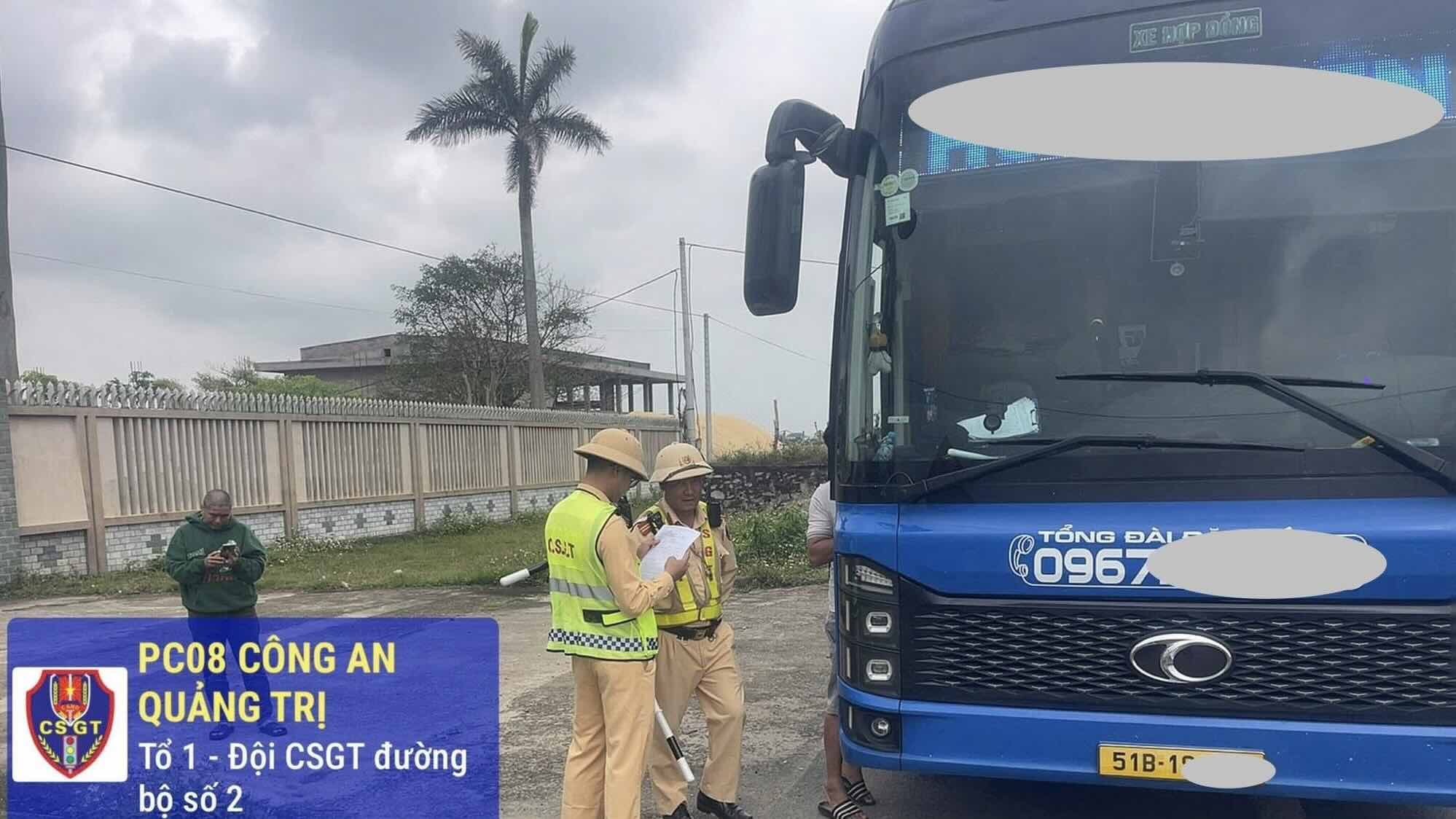 Lực lượng CSGT kiểm tra xe khách chở quá 19 người theo phản ánh của người dân. Ảnh: Cục CSGT