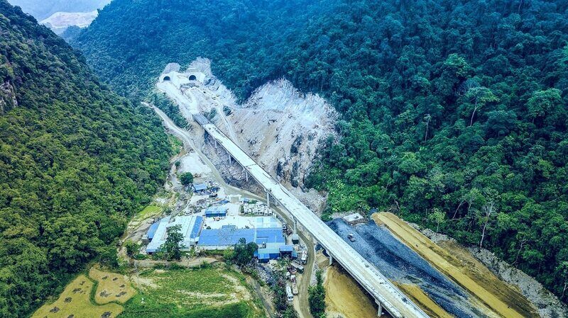 Construction contractors overcome difficulties in gasoline and oil supply, still maintaining the construction pace on the route. Photo: Vu Linh