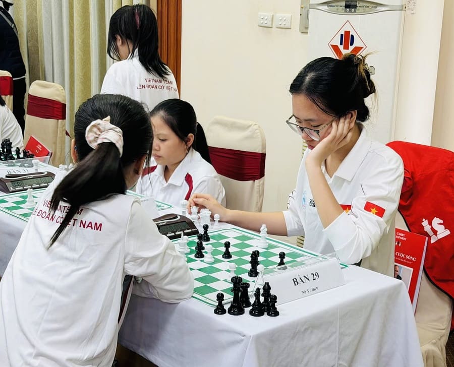 Female chess players compete in rapid chess at the National Chess Championship - Coolmate Cup 2026. Photo: Vietnam Chess Federation