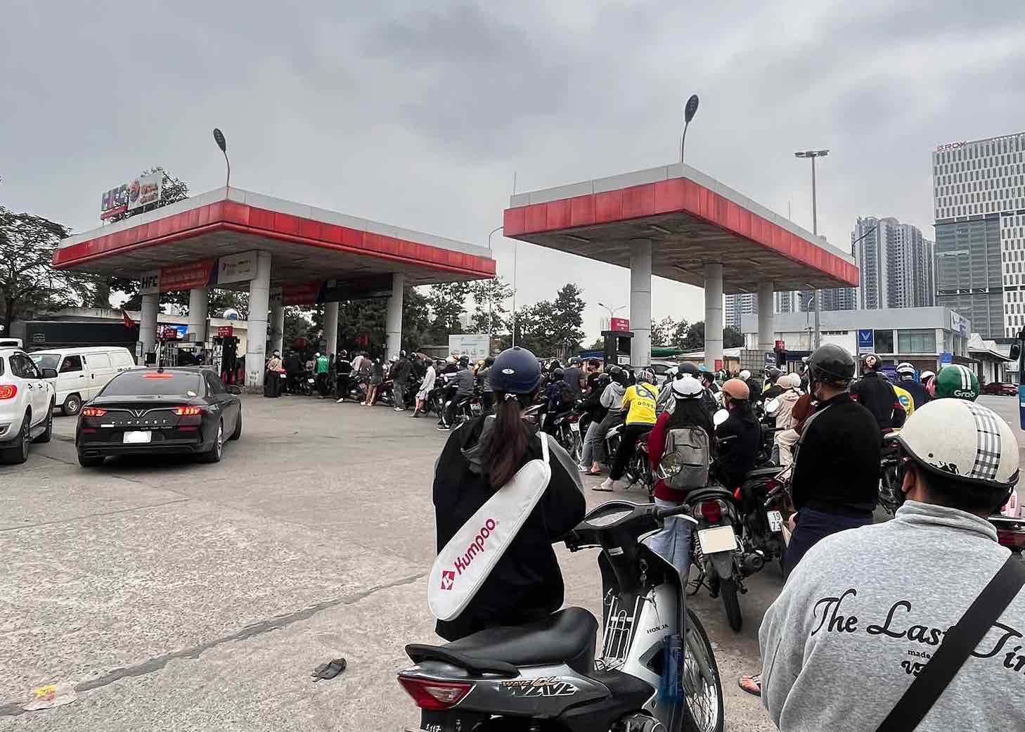 Nhiều người dân tranh thủ đổ xăng khiến một số cây xăng tại Hà Nội rơi vào tình trạng đông đúc. Ảnh: Song Anh