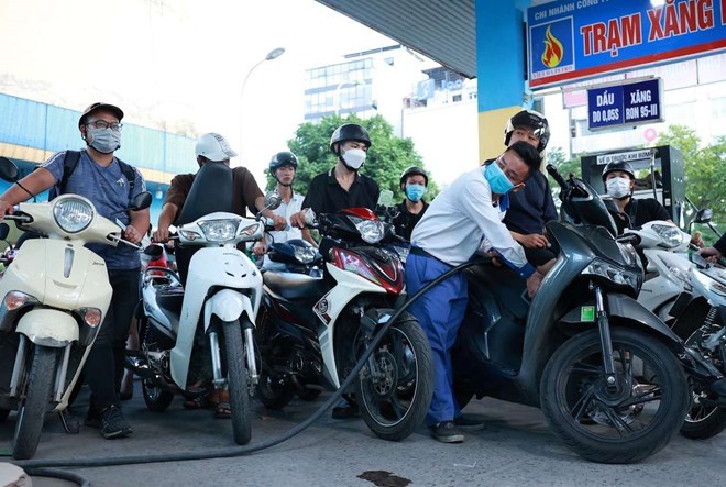 The increase in gasoline prices in recent days is creating more spending pressure for many people, especially those who have to travel long distances every day. Photo: Hai Nguyen