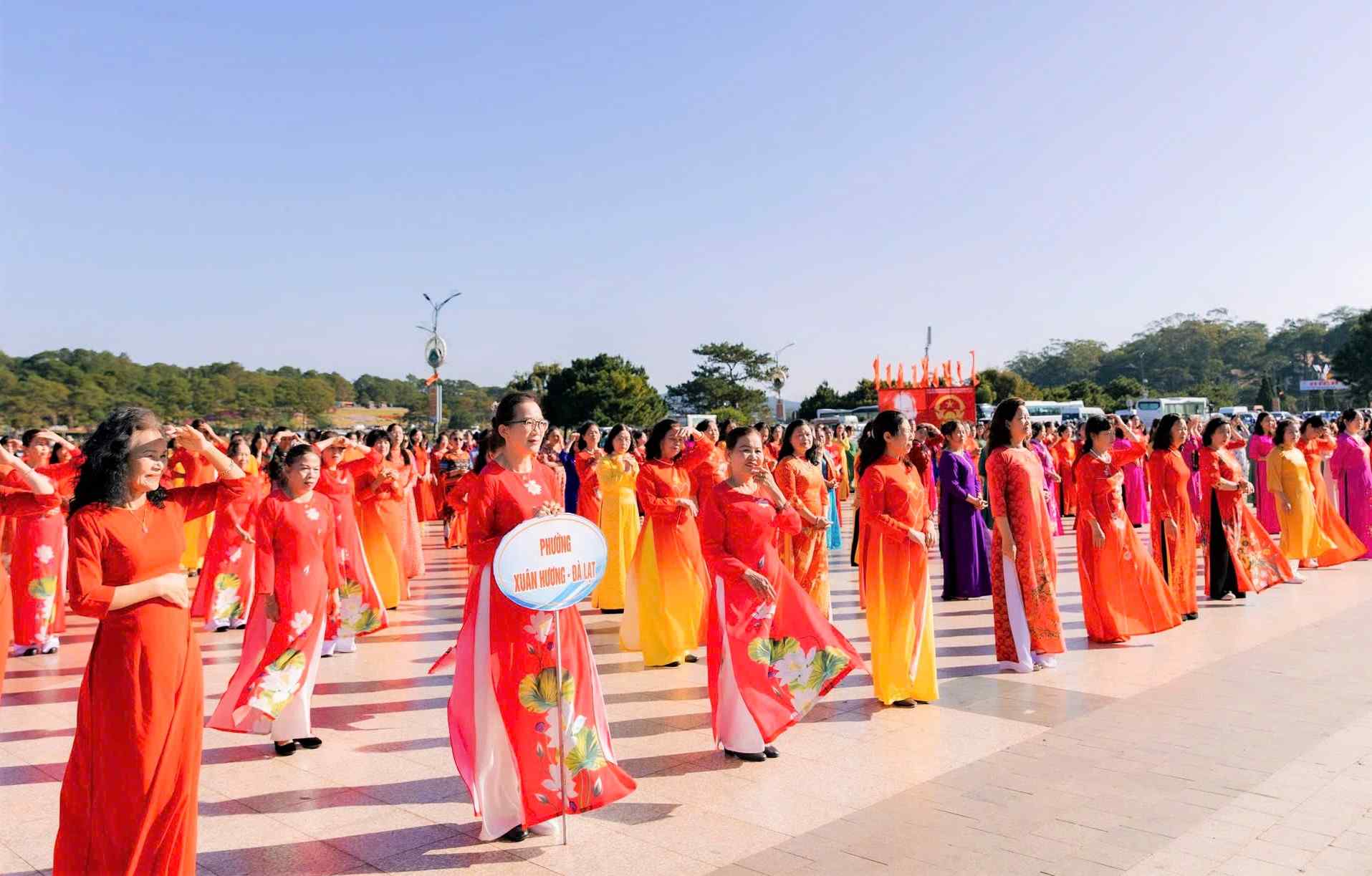 Đông đảo cán bộ, hội viên phụ nữ có mặt tại Quảng trường Lâm Viên (phường Xuân Hương - Đà Lạt) tham gia đồng diễn dân vũ. Ảnh: Việt Quỳnh 