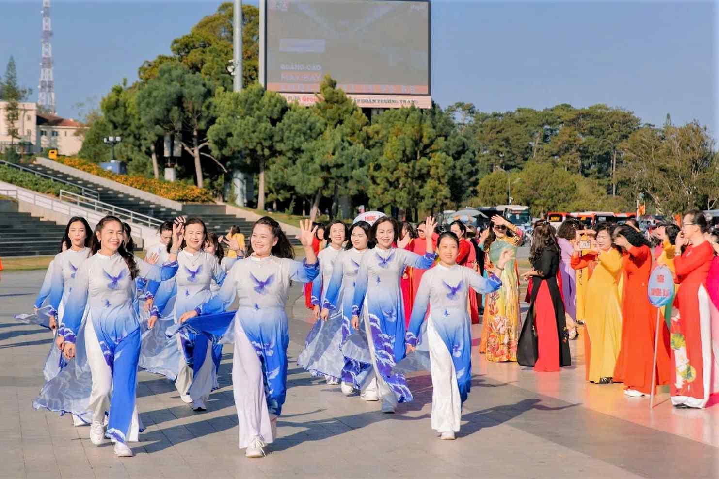 Lam Dong women's union officials and members participate in a synchronized performance in traditional ao dai. Photo: Viet Quynh