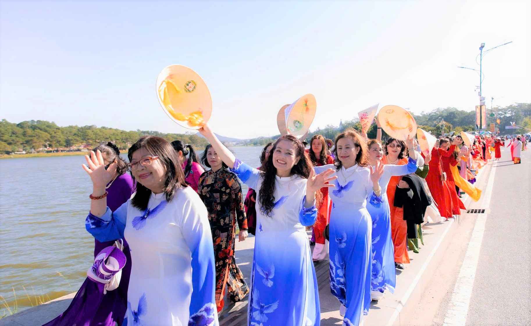 Đông đảo phụ nữ tham gia diễu hành trên tuyến đường Trần Quốc Toản (phường Xuân Hương - Đà Lạt). Ảnh: Thần Hy 