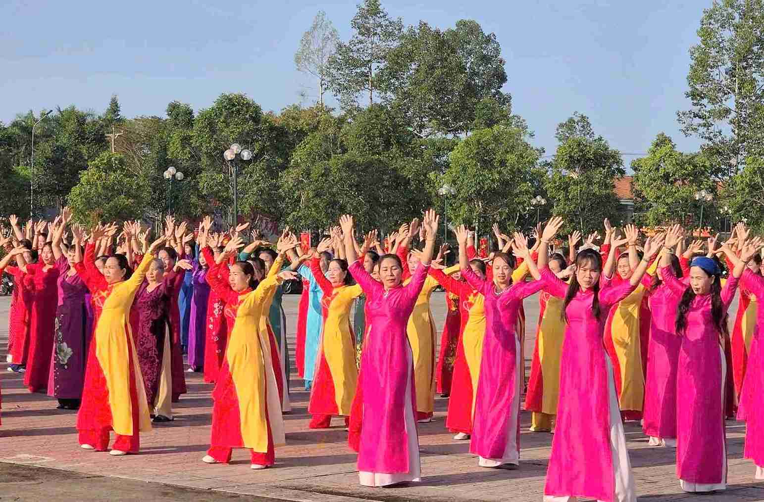 Phụ nữ xã Cát Tiên tự tin biểu diễn dân vũ tại quảng trường Phạm Văn Đồng. Ảnh: Phúc Khánh 