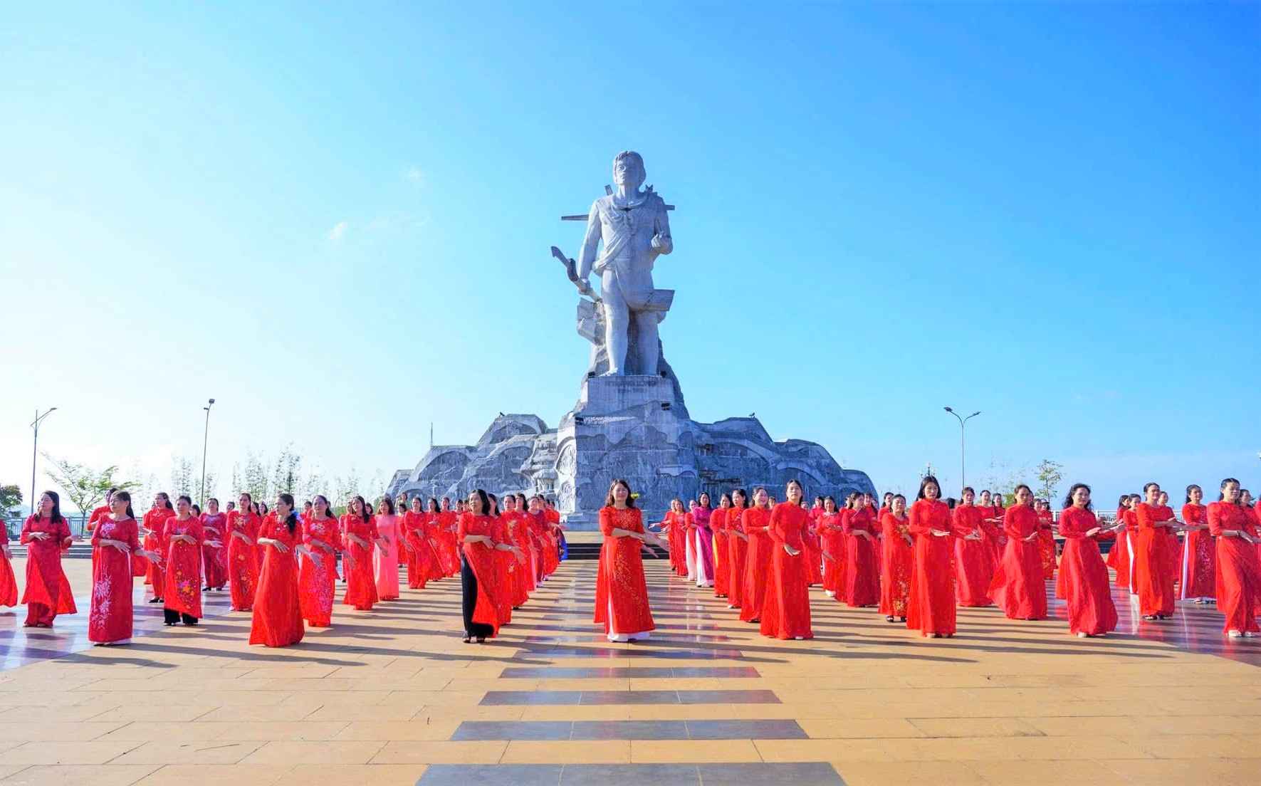 Phụ nữ phường Bắc Gia Nghĩa tham gia đồng diễn áo dài trước Tượng đài anh hùng N'Trang Lơng. Ảnh: Thần Hy 
