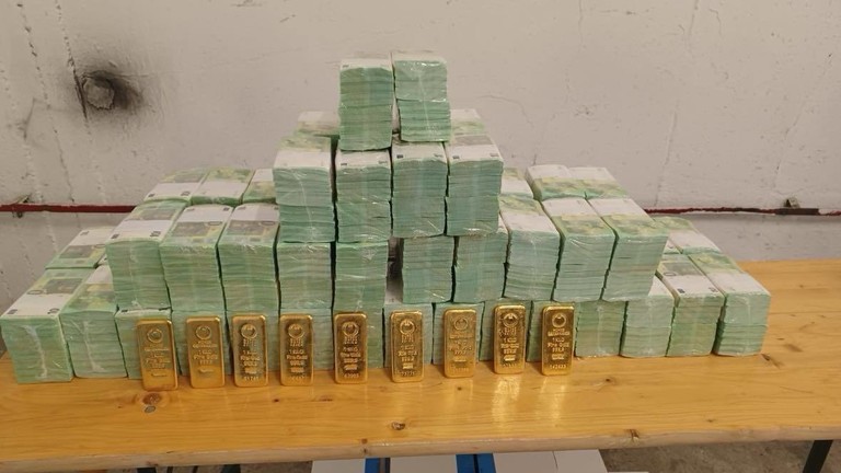 Số tiền và vàng bị tịch thu. Ảnh: Chính phủ Hungary
