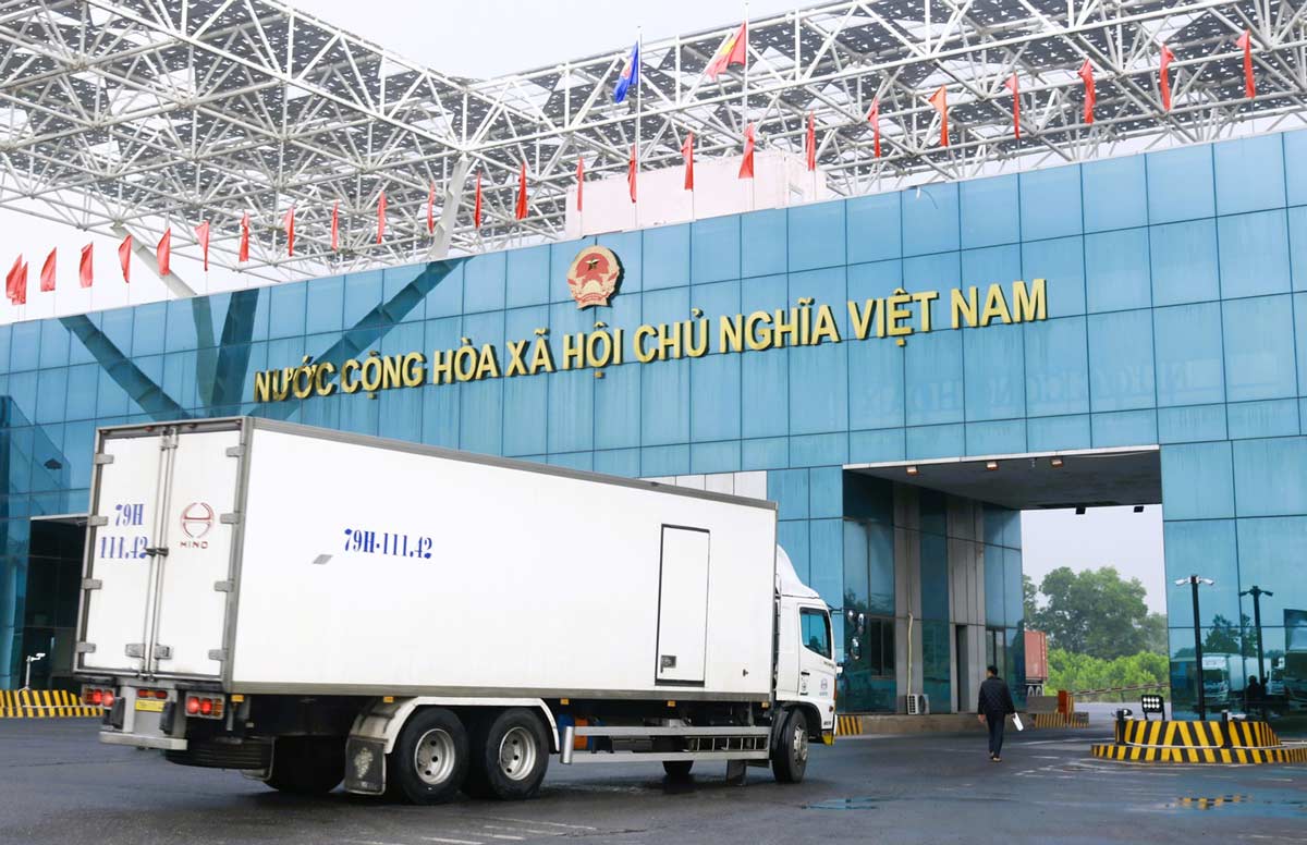 Vehicles carrying agricultural products clear customs through the Bac Luan II border gate area on the morning of March 7, 2026. Photo: Mong Cai 1 Ward e-Portal