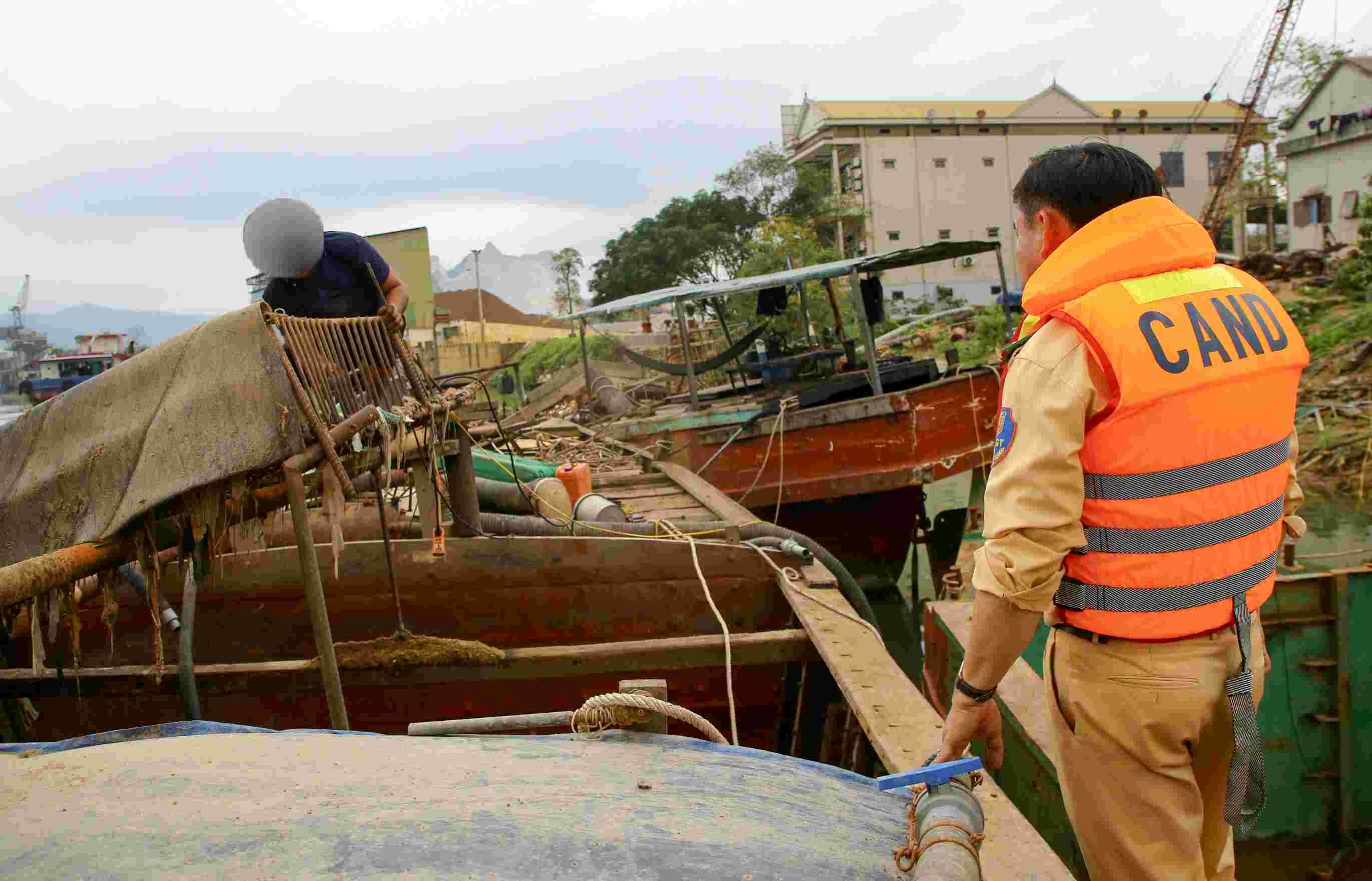 Functional forces request ships with sand mining functions to dismantle and cut off parts serving illegal sand mining. Photo: Reporter