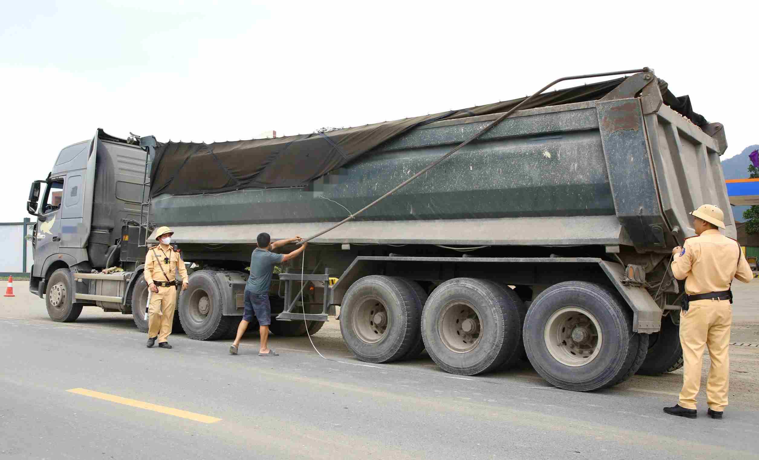 Sau phản ánh của Báo Lao Động, lực lượng CSGT tăng cường kiểm tra hoạt động vận tải chở các loại khoáng sản trên đường bộ. Ảnh: Phóng viên