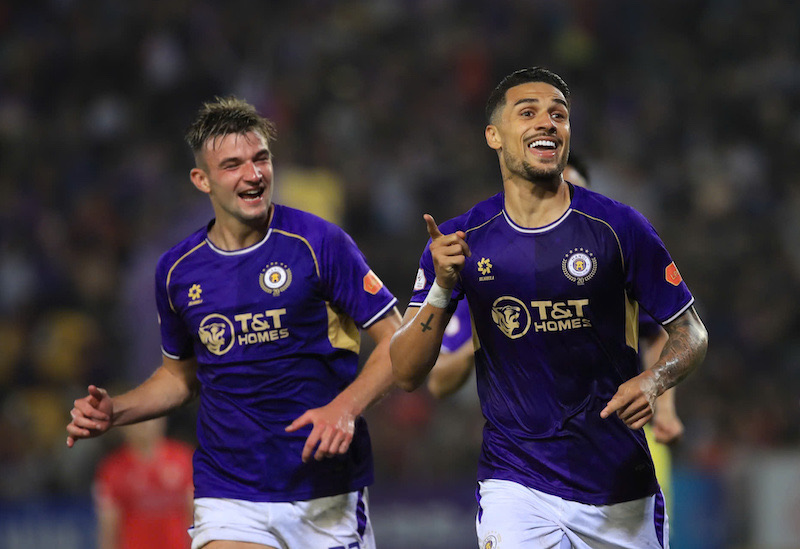 Hà Nội FC (en violet) contre Công an Hà Nội est le match de points du 15e tour de la V.League 2025-2026. Photo: Minh Dân