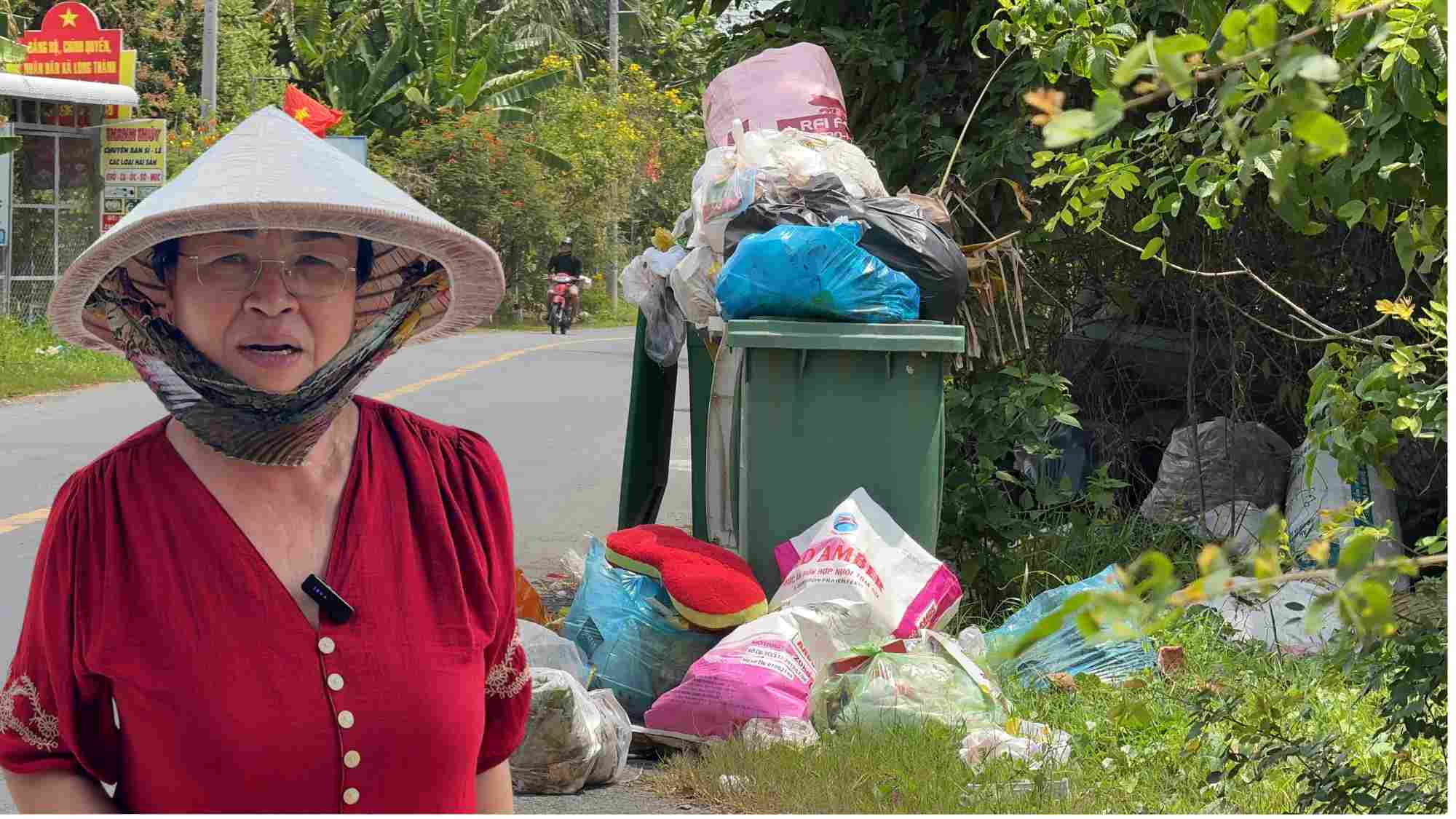People complain about garbage accumulating for many days causing unpleasant odors. Photo: Hoang Loc