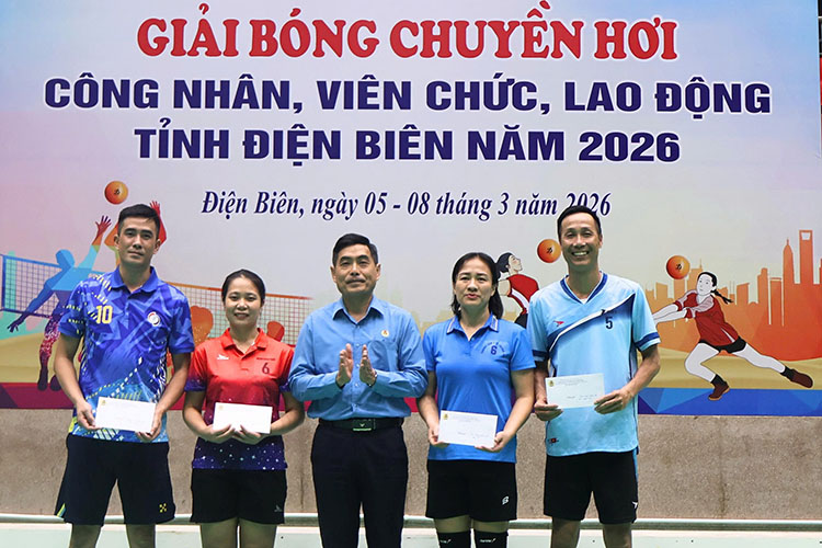 Mr. Tan Minh Long - Chairman of Dien Bien Provincial Labor Federation awarded prizes to 4 outstanding athletes. Photo: Giang Nam