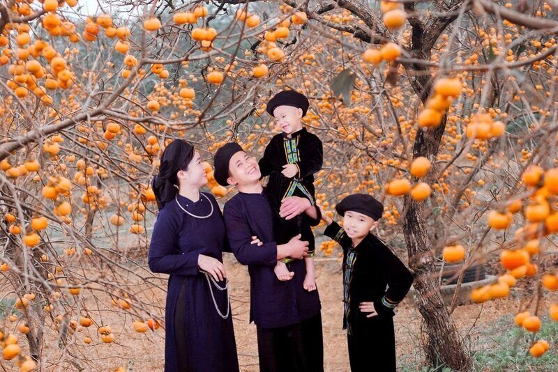 Happy family, filled with laughter of a Nung - Tay couple jointly running for the Commune People's Council in the border region of Lang. Photo: NVCC