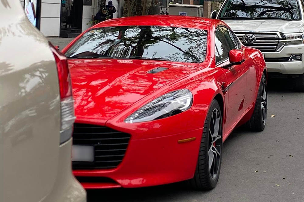 Aston Martin Rapide S rarely appears on the streets of Hanoi. Photo: Duy Anh