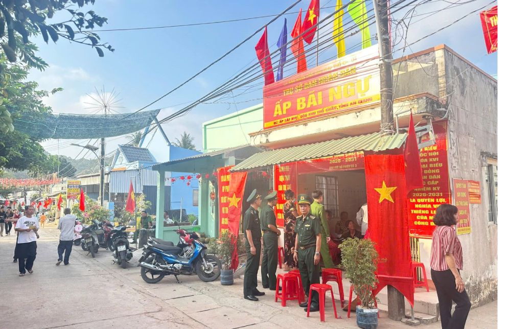 Voters come to Voting area No. 3 in Bai Ngu hamlet, Tho Chau special zone. Photo: Van Vu