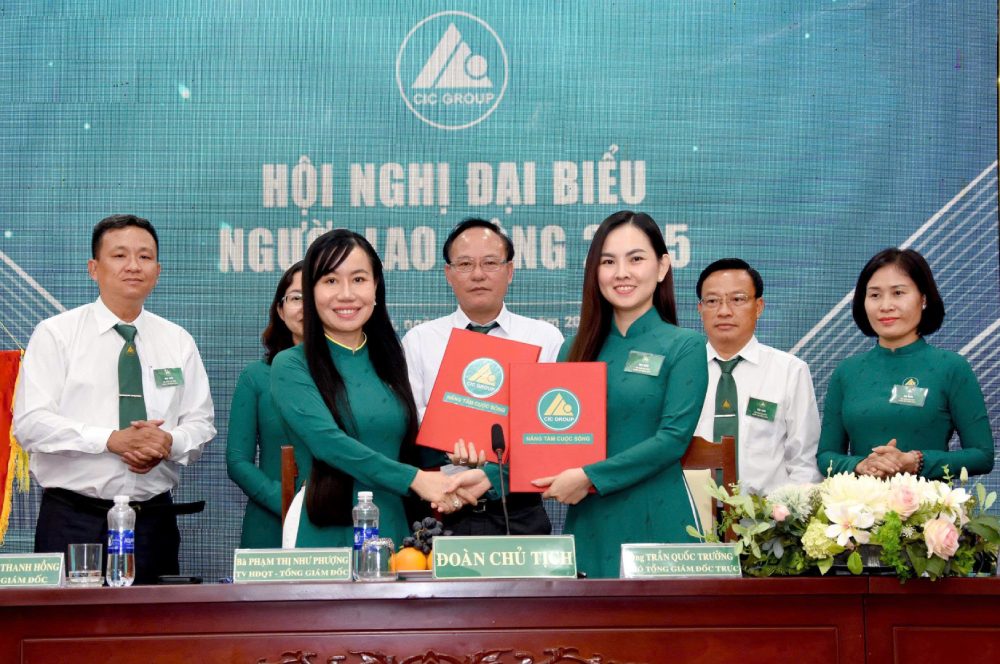 Ký kết Thỏa ước lao động tập thể. Ảnh: CĐCS Công ty