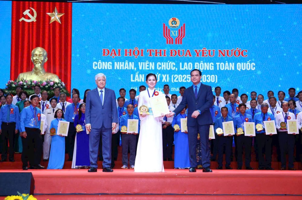 Mme Nguyễn Thị Hồng Hạnh - Présidente du syndicat de base de la société par actions du groupe CIC reçoit le symbole d'un collectif avancé exceptionnel et typique lors du Congrès d'émulation patriotique. Photo: Syndicat de base de la société